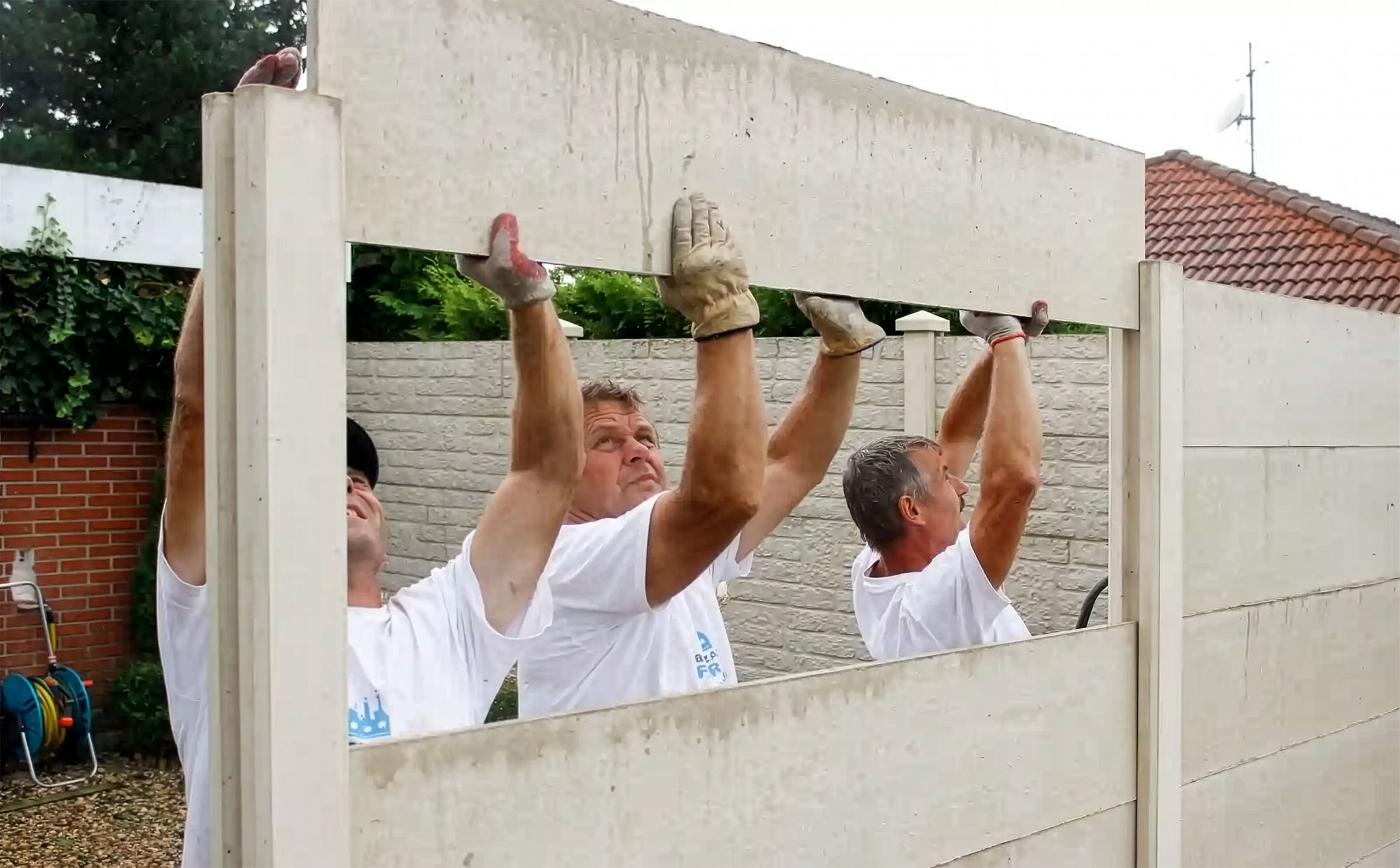 Übr uns Betonzaun Magdeburg